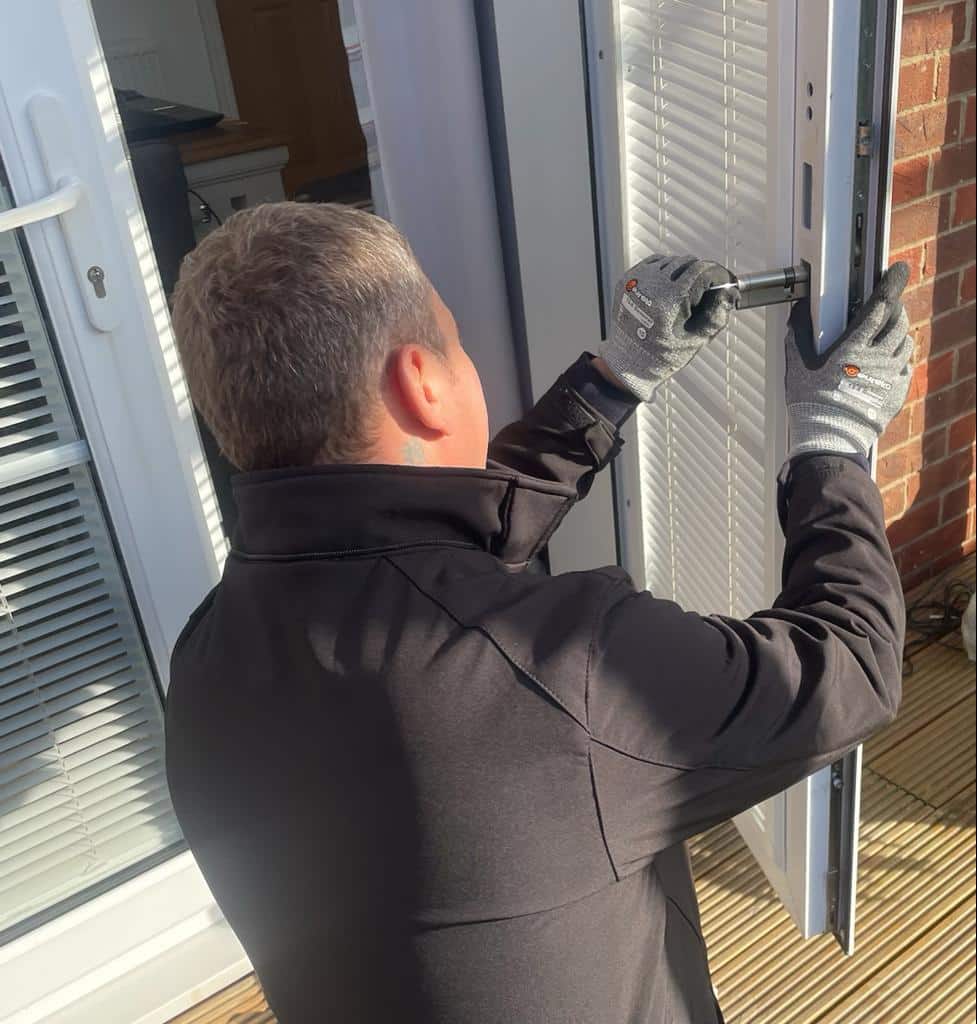 Emergency replacement of a damaged door lock